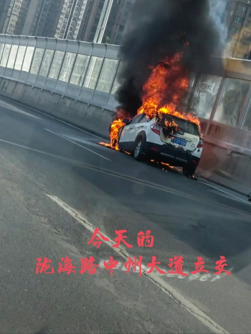 上地信息路车辆自燃